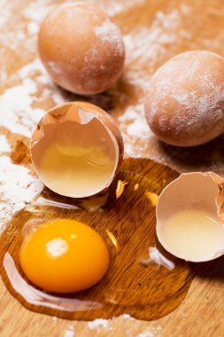 Baker, yakın plan. Masada yumurta var.