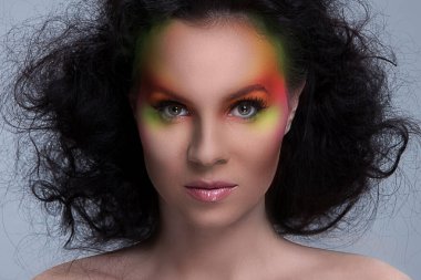 Renkli makyajlı güzel bir kız.