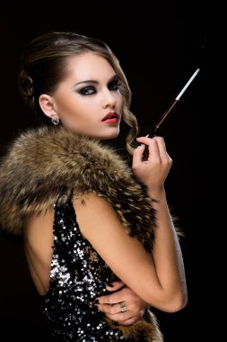 Geçmişe dönüş. Sigaralı çekici bir kadın.