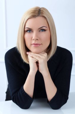 Mavi gözlü güzel sarışın.