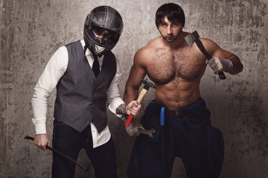 İnşaat aletleri olan güçlü ve çılgın adamlar.