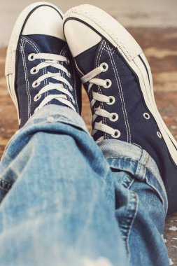 Yerde klasik spor ayakkabılar.