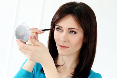 Mavili, sevimli, çekici kadın.