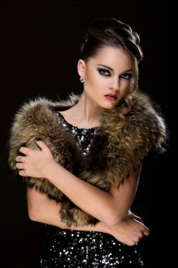 Geçmişe dönüş. Kürk giyen çekici bir kadın.