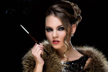 Geçmişe dönüş. Sigaralı çekici bir kadın.