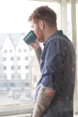 Bir fincan çayla yakışıklı adam.