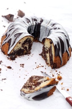 Lezzetli, yuvarlak pasta masada.