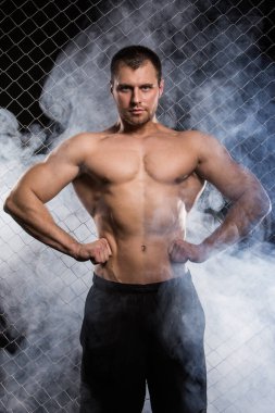 Güzel, güçlü bir adam var arka planda