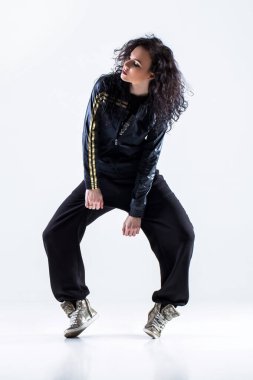 Beyaz arka planda hip-hop dansçısı