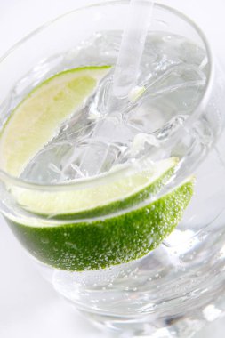 Buzlu ve limonlu bir bardak su.