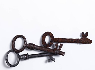 Beyaz arka planda eski, rustik tuşlar