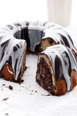 Lezzetli, yuvarlak pasta masada.