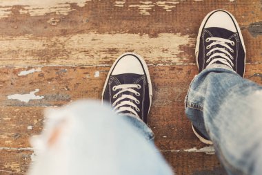 Yerde klasik spor ayakkabılar.