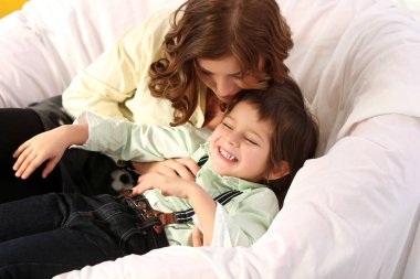 Sevimli, tatlı bir çocuk ve anne.