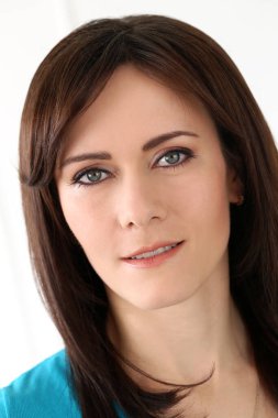 Mavili, sevimli, çekici kadın.