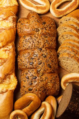 Fırın. Masada taze simit ve ekmek.