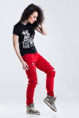 Beyaz arka planda hip-hop dansçısı