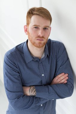 Mavi gömlekli yakışıklı adam.