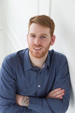 Mavi gömlekli yakışıklı adam.