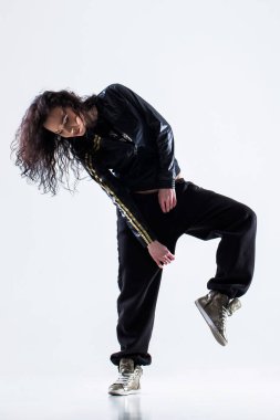 Beyaz arka planda hip-hop dansçısı