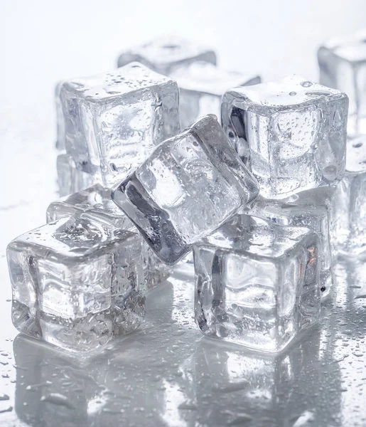 Freddo Cubi Ghiaccio Congelati Sul Tavolo — Foto Stock