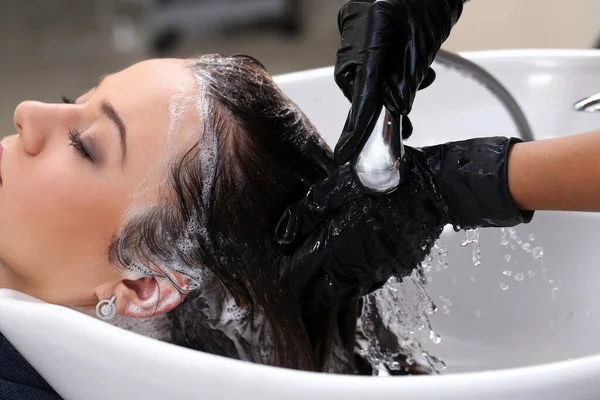 美容美发沙龙 洗头发时的女人 — 图库照片
