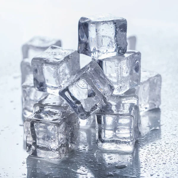 Frío Cubos Hielo Congelados Sobre Mesa —  Fotos de Stock