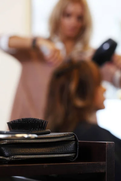 Salão Cabeleireiro Mulher Durante Corte Cabelo — Fotografia de Stock