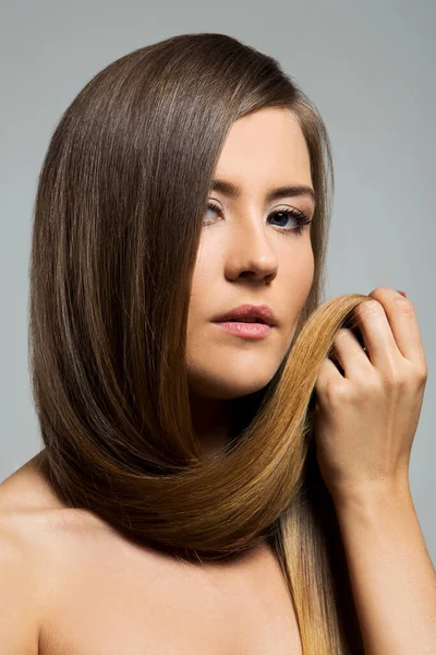 Nette Frau Mit Langen Haaren — Stockfoto