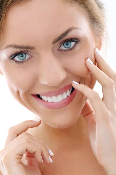 Mulher Atraente Bonita Com Sorriso Largo — Fotografia de Stock