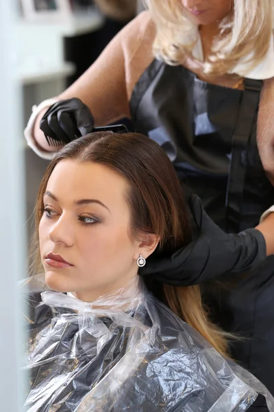 Salão Cabeleireiro Mulher Durante Corte Cabelo — Fotografia de Stock