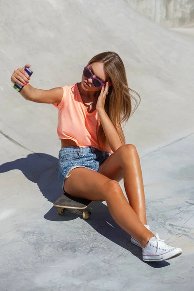 Outdoor Street Attractive Girl Skateboard — Stock Photo, Image
