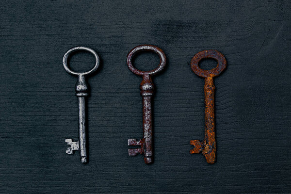 Старые, ржавые ключи на столе
