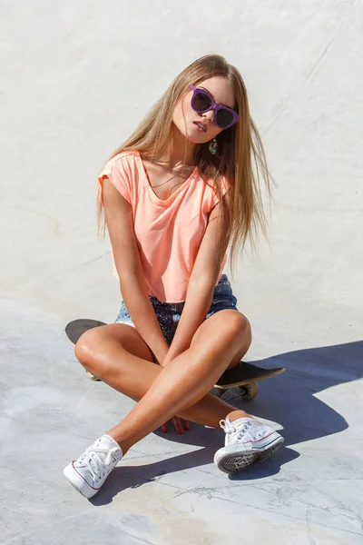 Outdoor Street Attractive Girl Skateboard — Stock Photo, Image