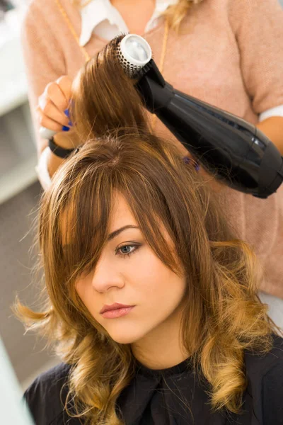 Kuaför Salonu Saç Kesimi Sırasında Kadın — Stok fotoğraf