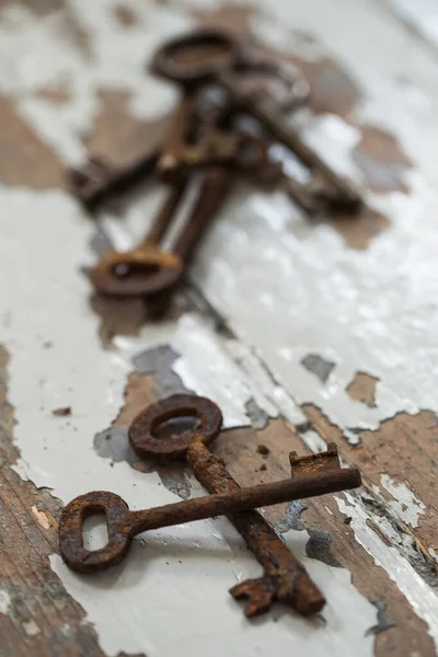 桌上放着旧的 生疏的钥匙 — 图库照片