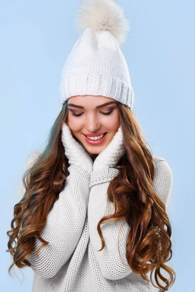 Winter Nettes Mädchen Auf Blauem Hintergrund — Stockfoto
