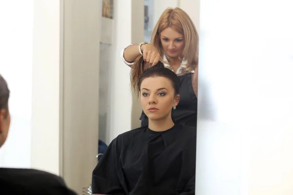 Salão Cabeleireiro Mulher Durante Corte Cabelo — Fotografia de Stock