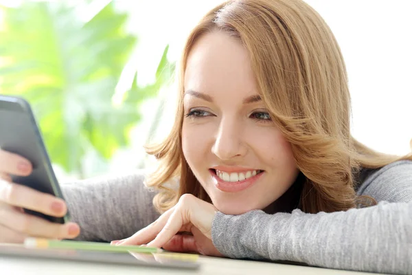 Menina Feliz Bonita Com Sorriso Largo — Fotografia de Stock