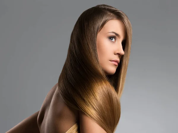 Cute Kobieta Długimi Włosami — Zdjęcie stockowe