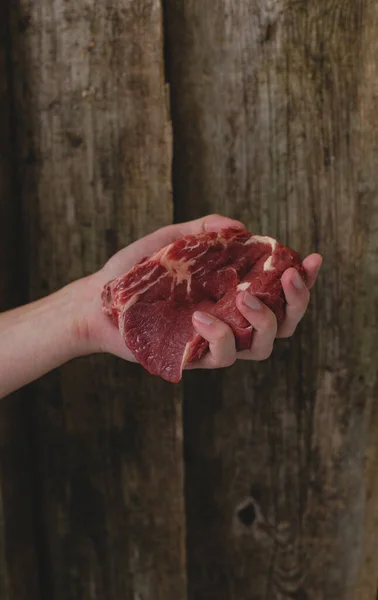 Comida Homem Segurando Uma Fatia Bife — Fotografia de Stock