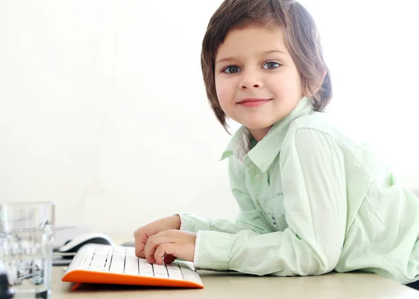 Adorable Lindo Niño Con Una Camisa Blanca —  Fotos de Stock