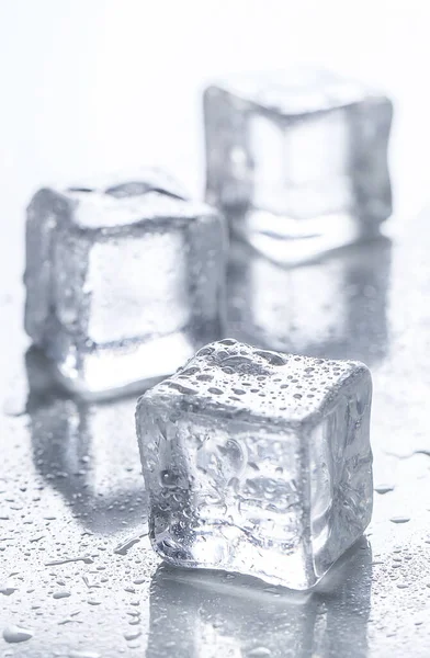 Frío Cubos Hielo Congelados Sobre Mesa —  Fotos de Stock