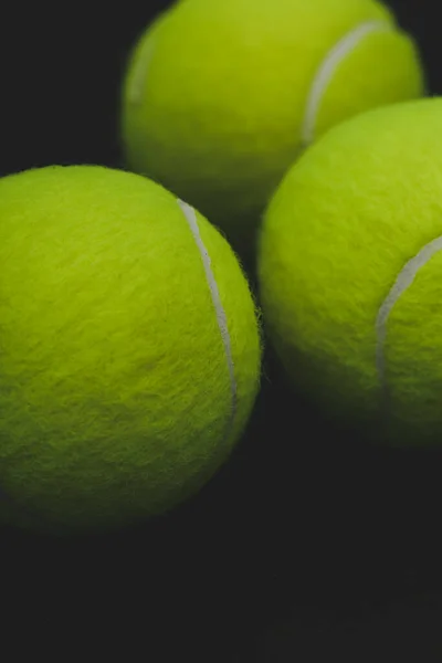 Weinig Tennisballen Een Zwarte Achtergrond — Stockfoto