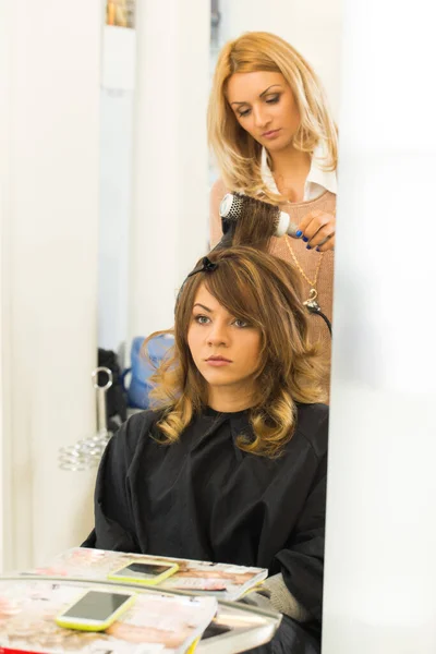 Peluquería Mujer Durante Corte Pelo — Foto de Stock