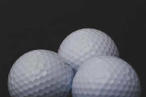 Siyah Arka Planda Birkaç Golf Topu Var — Stok fotoğraf