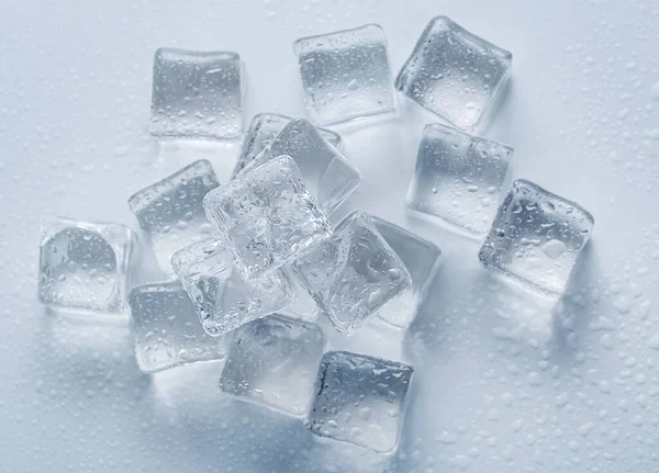 Soğuk Masanın Üzerinde Donmuş Buz Parçaları Var — Stok fotoğraf
