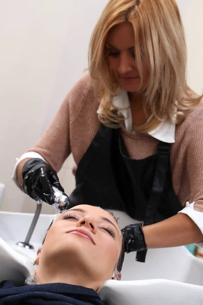 Salão Cabeleireiro Mulher Durante Lavagem Capilar — Fotografia de Stock