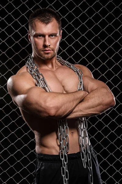 フェンスの背景に鎖を持つ美しい 強い男 — ストック写真