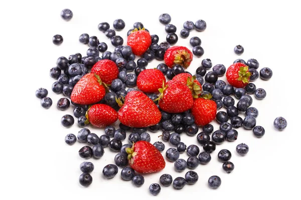 Makanan Alam Tumpukan Berry Lezat Pada Latar Belakang Putih — Stok Foto